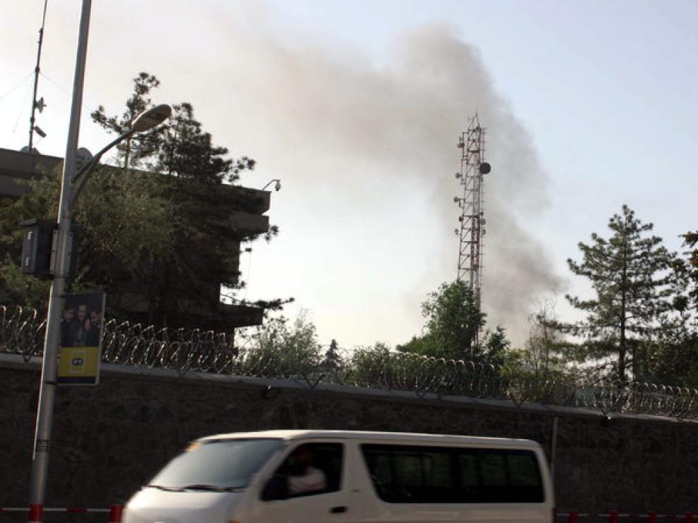 Una columna de humo sale del lugar en donde militantes talibanes se enfrentan a agentes de seguridad afganos