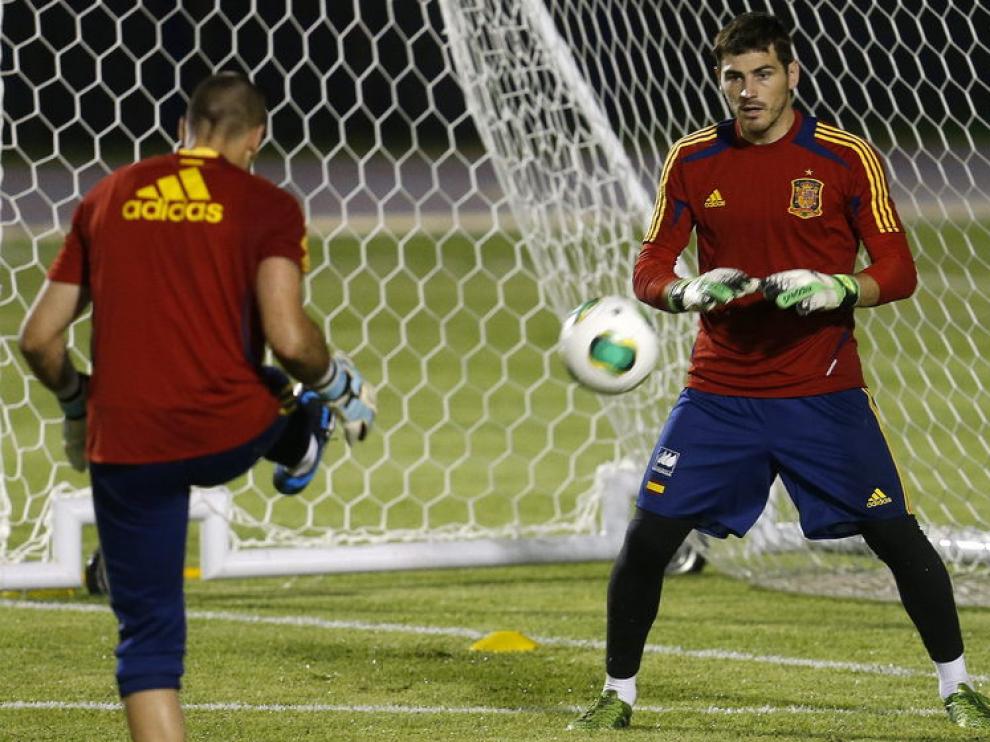 Casillas y Valdés, de espaldas