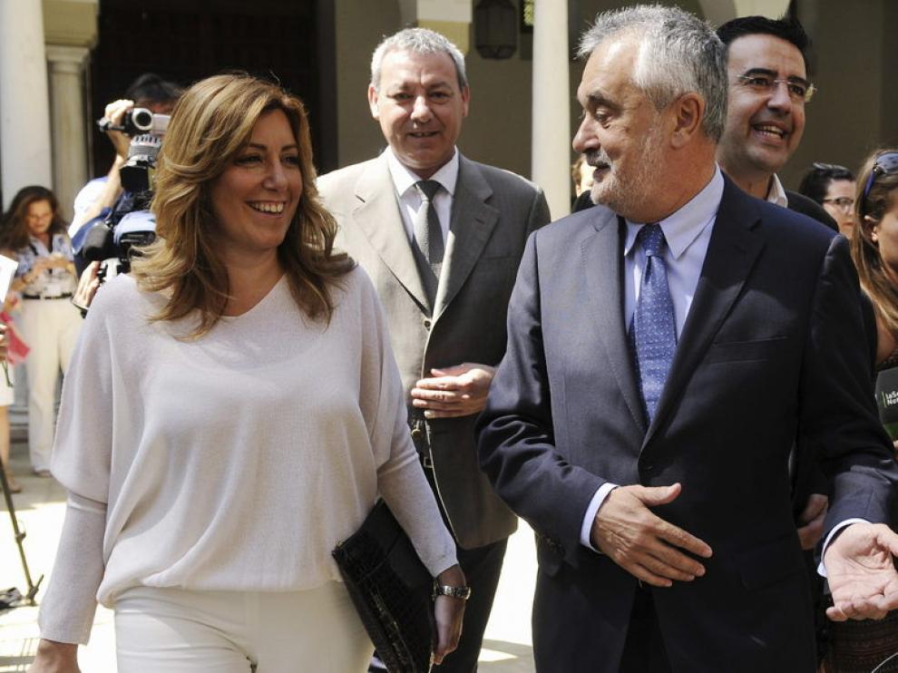 El presidente de la Junta de Andalucía, José Antonio Griñán (d), acompañado de la consejera andaluza de la Presidencia e Igualdad, Susana Díaz