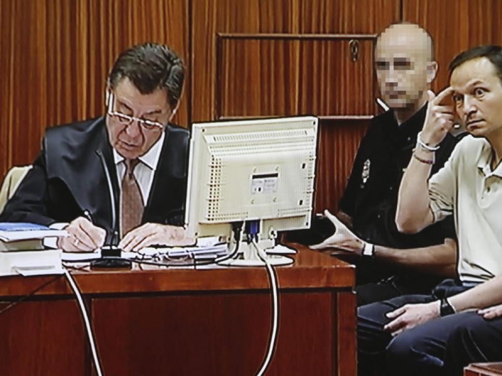 Fotografía tomada del monitor de televisión instalado en la sala de prensa de la Audiencia Provincial de Córdoba