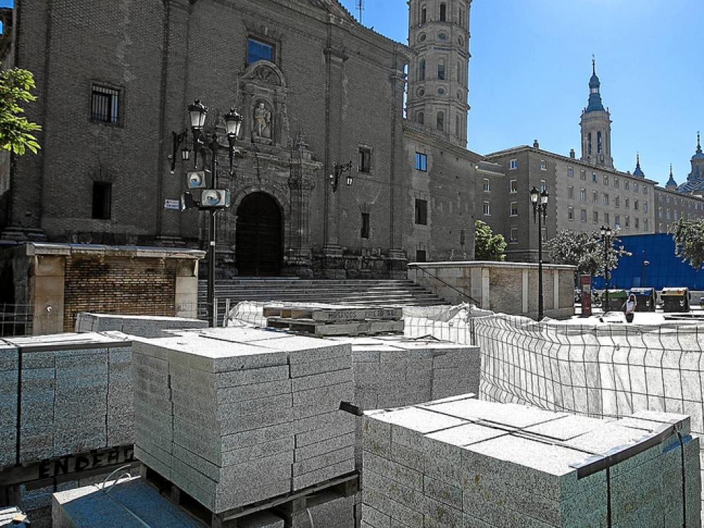 Las losas para la nueva pavimentación llevan semanas aguardando en la plaza