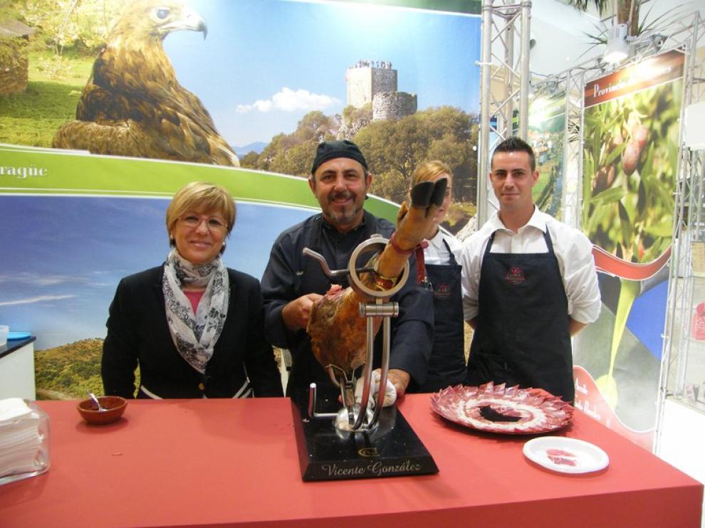 Los representantes de la expedición de Cáceres, en su puesto promocional, en Puerto Venecia