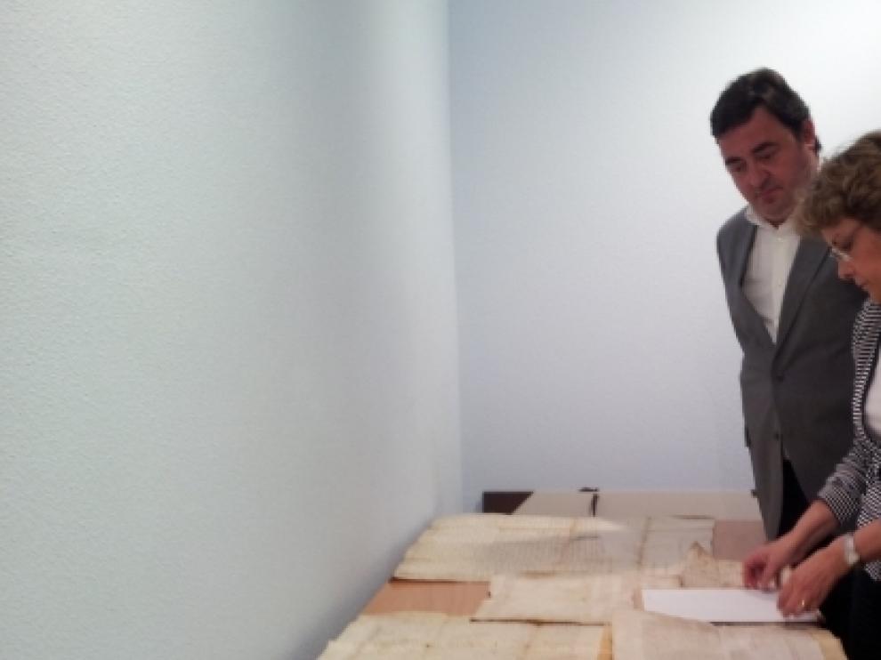 El director de Patrimonio Cultural junto al alcalde de Cantavieja y la directora del Archivo