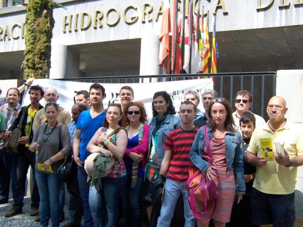 Miembros de las asociaciones que han entregado el documento en la CHE