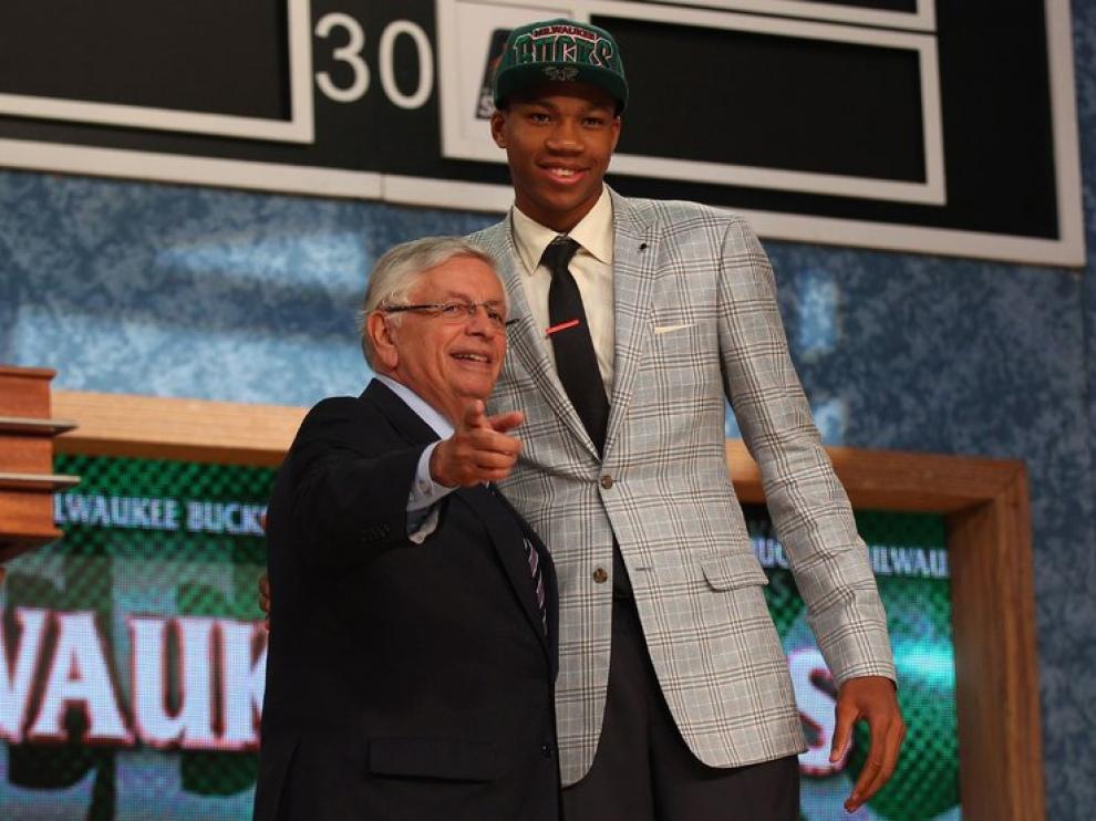 Giannis Adetocunbo posa con David Stern