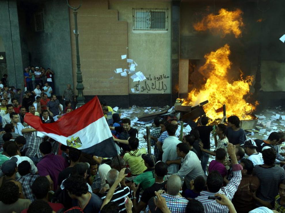 Opositores a Mursi incendia una oficina del partido gobernante