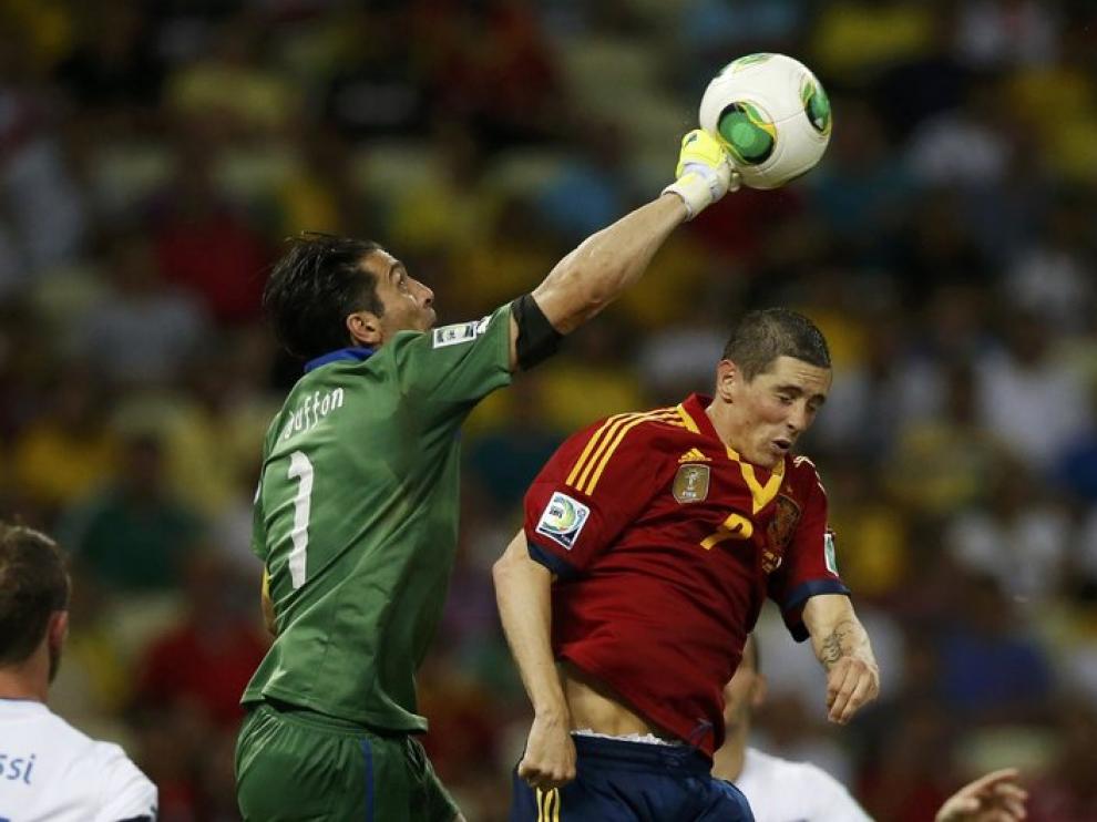 El portero italiano salva un balón ante Fernando Torres