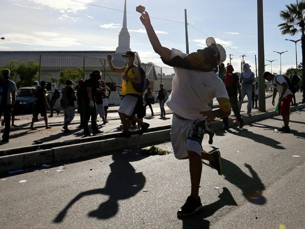 Enfrentamientos entre manifestantes y policías cerca del estadio Arena Castelao