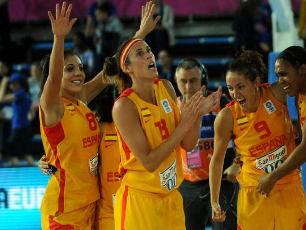El equipo, celebrando la victoria sobre Serbia