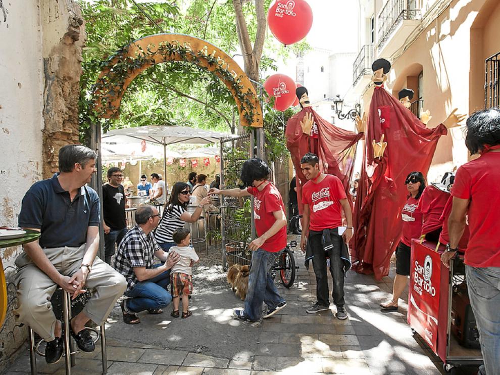 El pasacalles con los gigantones recorriendo la calle de Estébanes