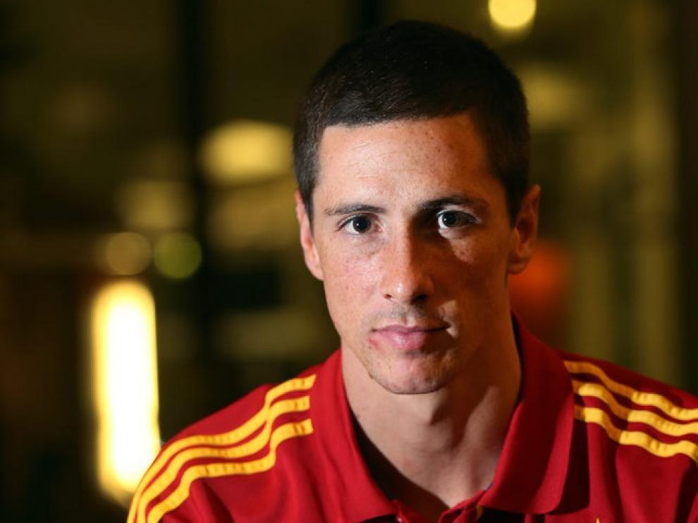 Torres posa con los colores de la Roja