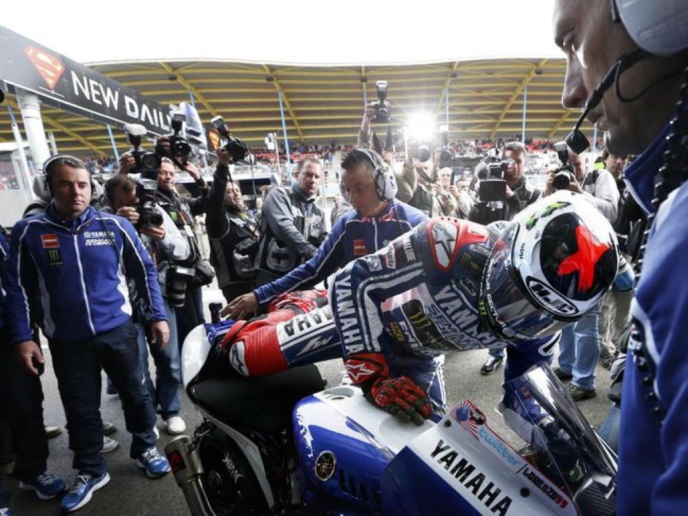 Lorenzo se sube a la moto para disputar los entrenamientos