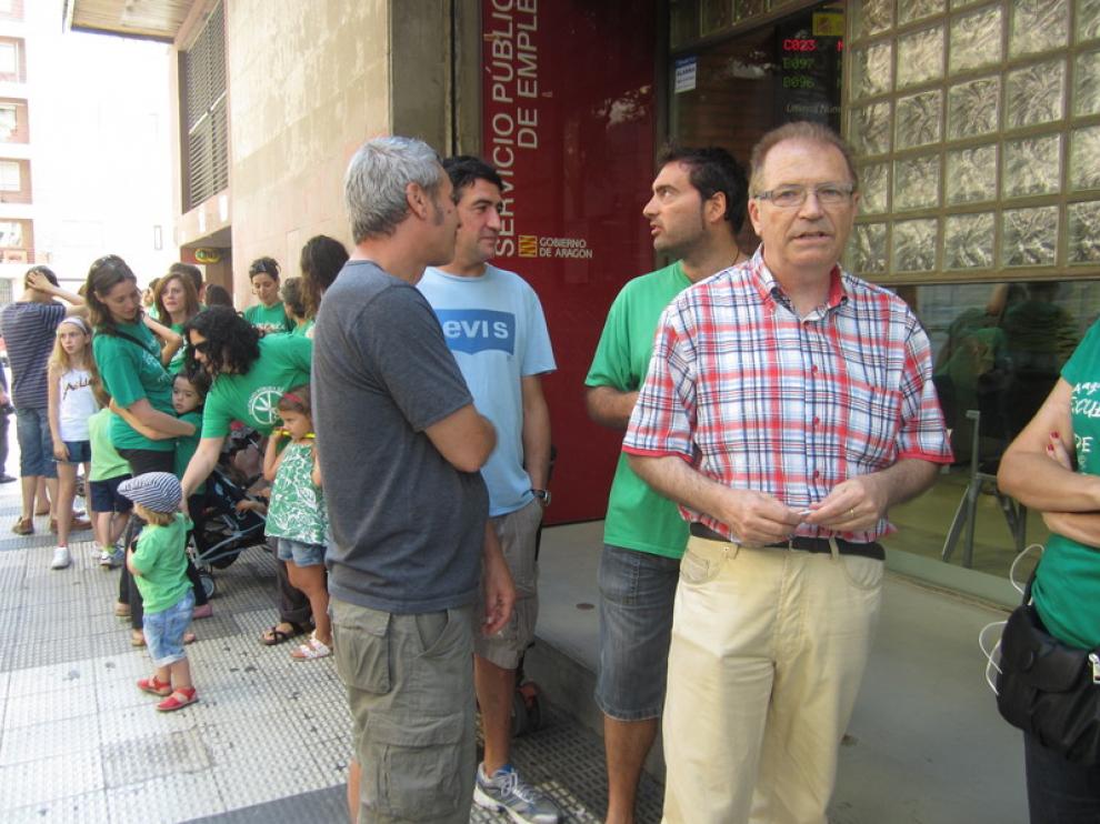 La fila de interinos en las puertas de la oficina del Inaem en verano
