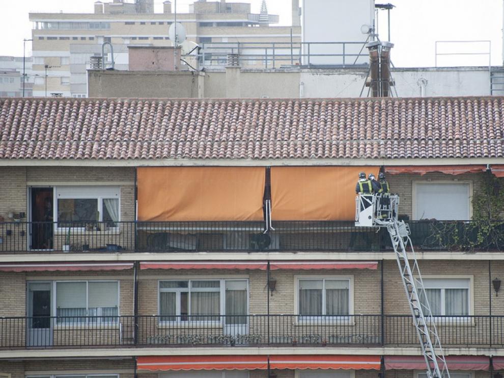 Los Bomberos acudieron a la plaza de San Francisco para evitar más daños
