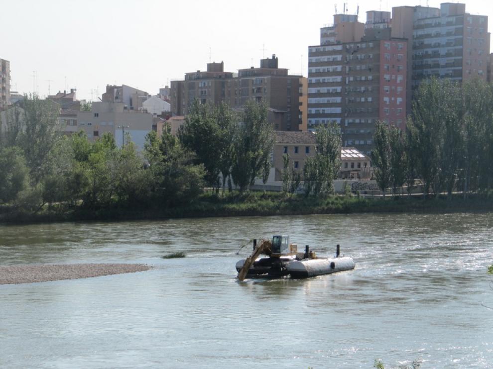 Trabajos de dragado del Ebro