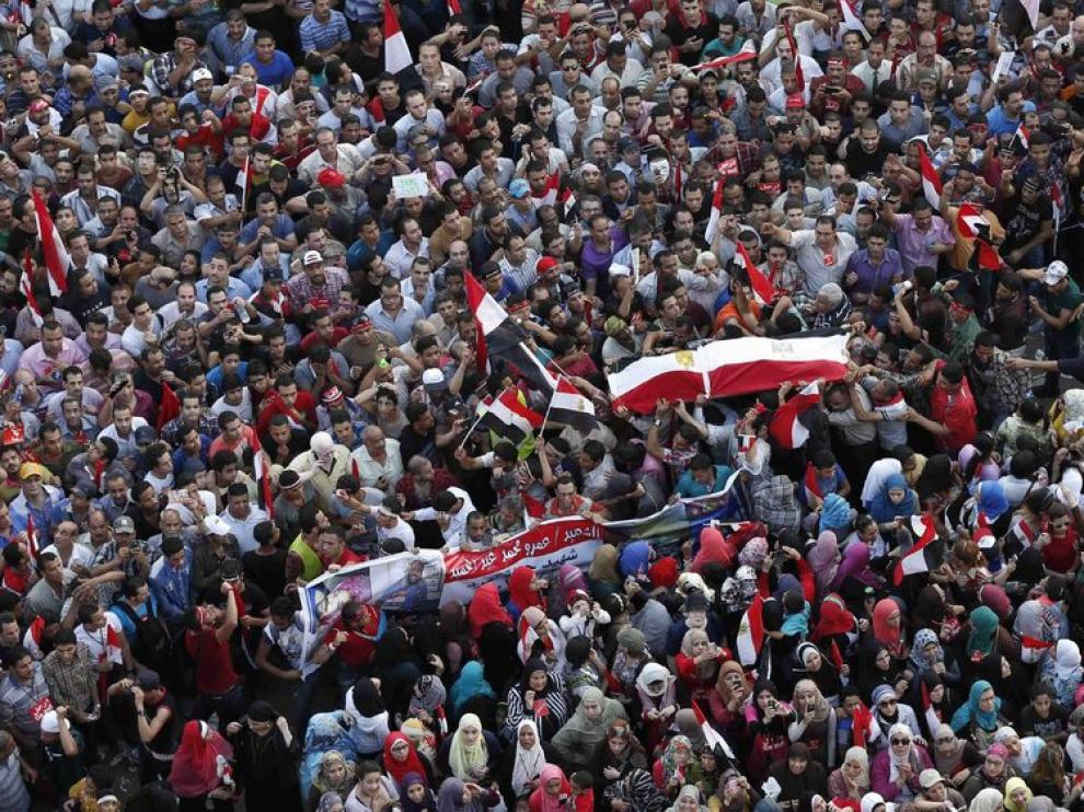 Las protestas contra Mursi continúan en todo Egipto. Lo que comenzó como una manifestación pacífica para pedir la dimisión del mandatario egipcio acabó con 20 muertos y 713 heridos.