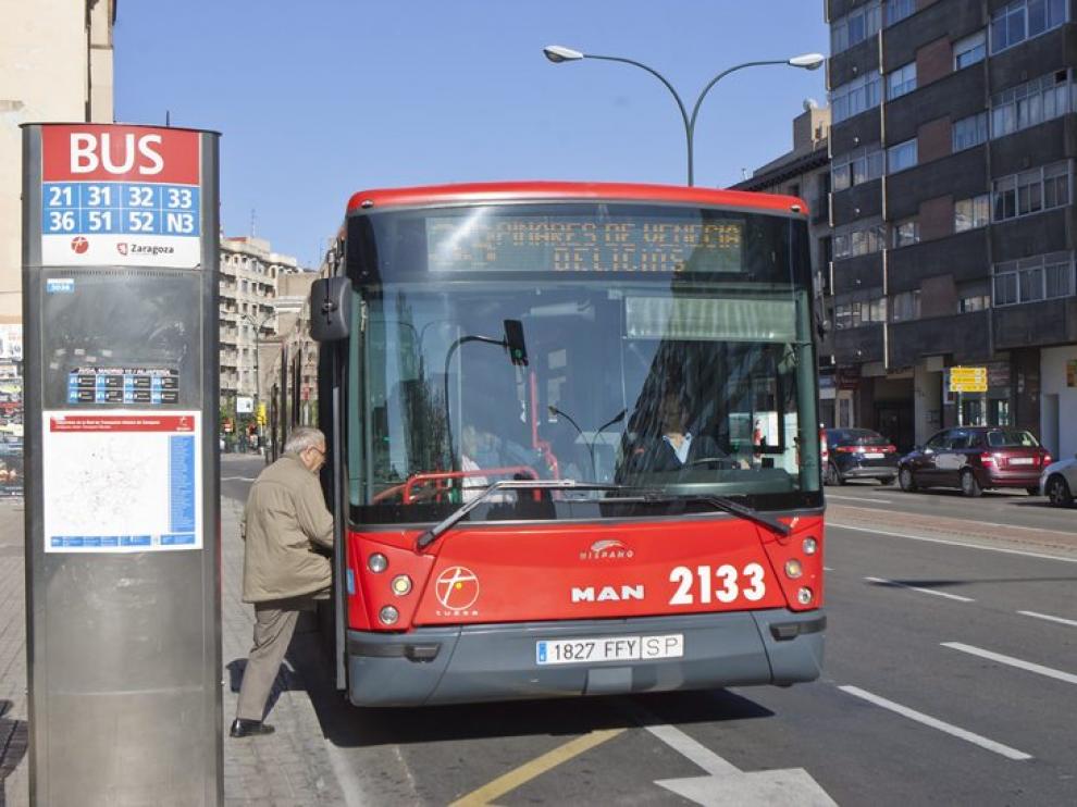 Imagen de archivo de un autobús en Zaragoza