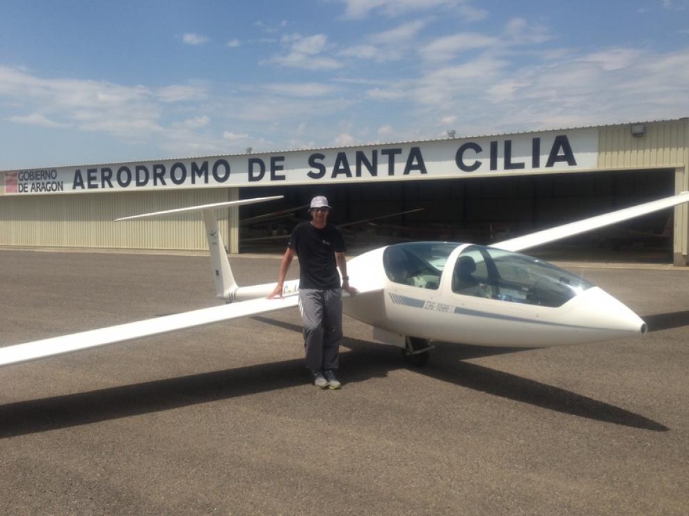 Preparando un vuelo en el aeródromo de Santa Cilia de Jaca