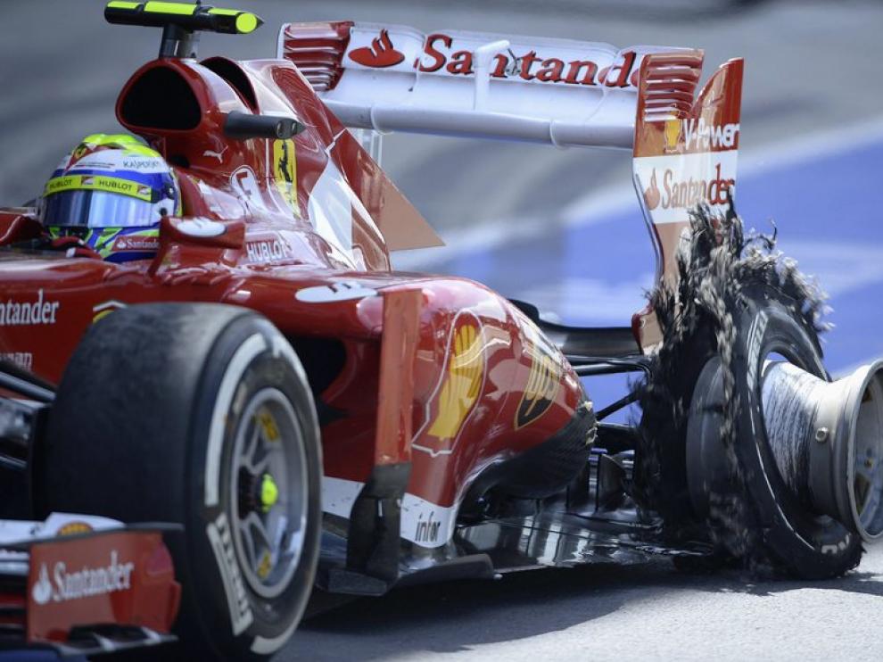 El Ferrari de Massa fue uno de los afectados por los reventones.