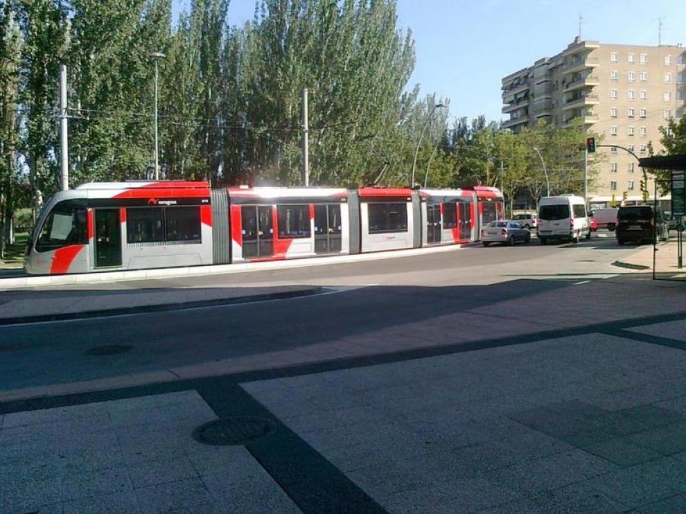 El tranvía parado en la calle María Zambrano.