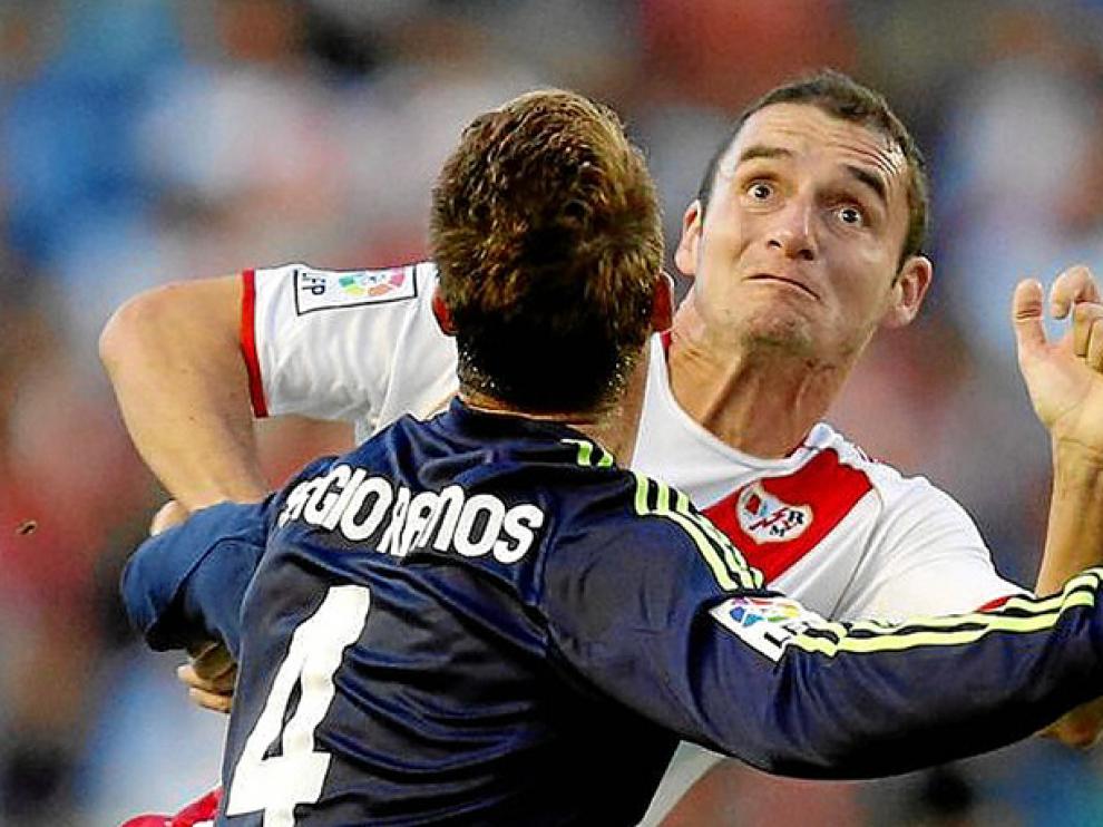 Delibasic, frente a Sergio Ramos, en un partido de pasada campaña