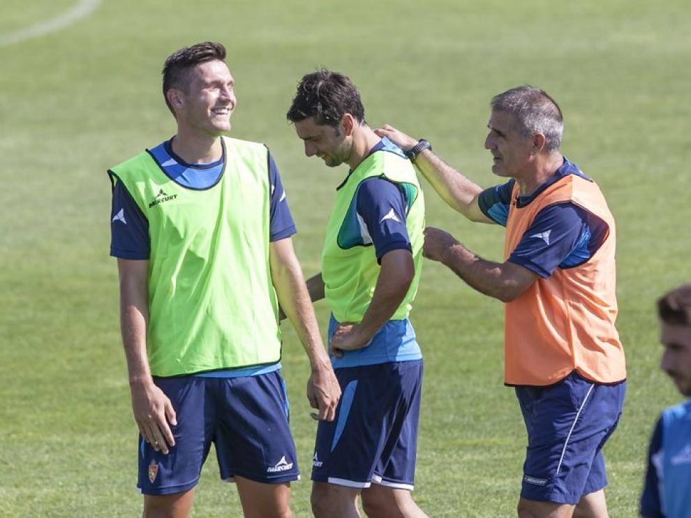 Paco Hererra, técnico del Real Zaragoza, dialoga con Postiga y Pinter