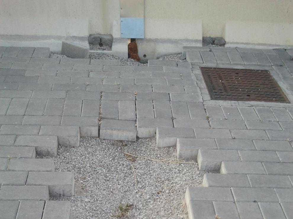 Baldosas sueltas en el puente de Casetas