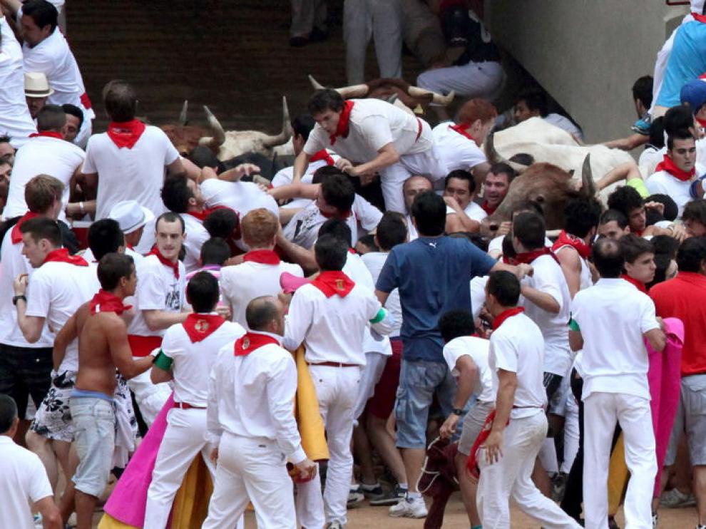 Tapón humano en el séptimo encierro de sanfermines. Toros de Fuente Ymbro