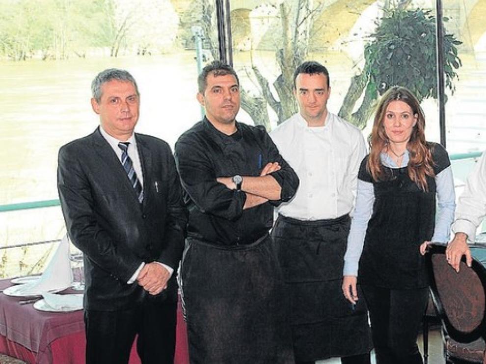Todo el equipo que atiende las instalaciones del restaurante Náutico de Zaragoza.