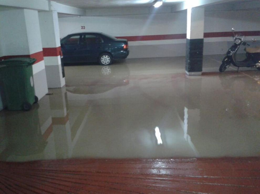 El agua llegó hasta el garaje del edificio.