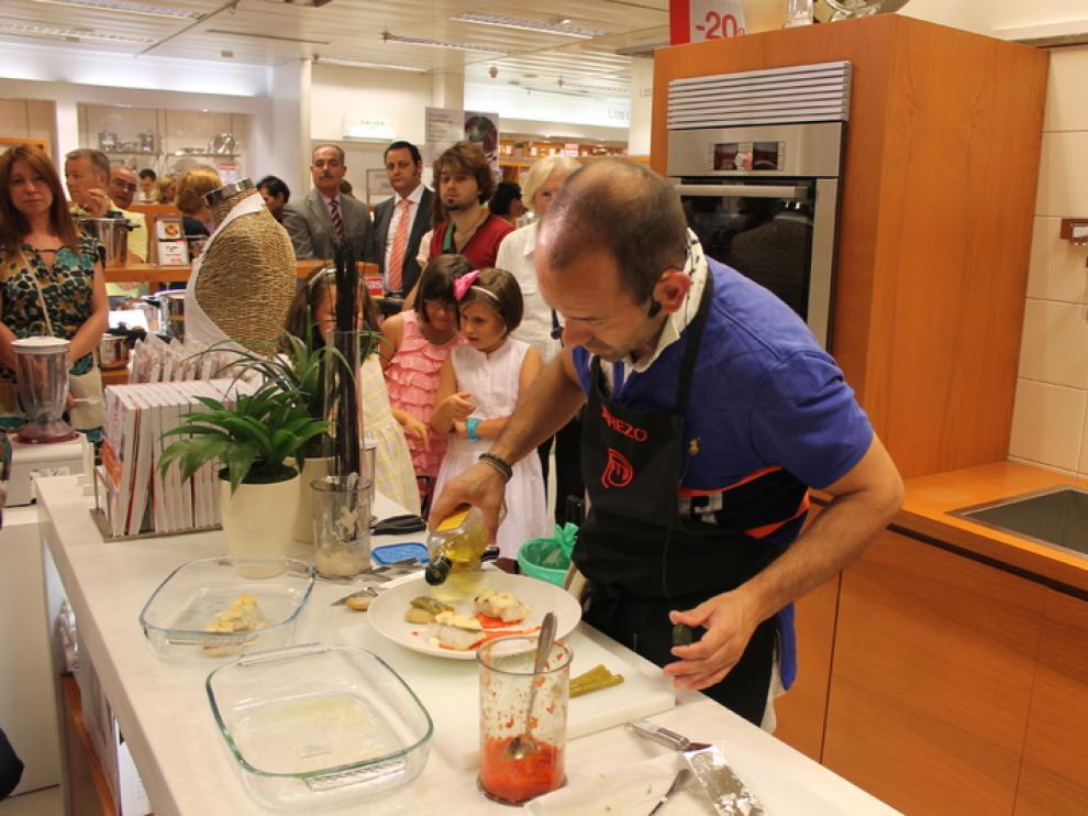 El concursante aragonés de Masterchef en el 'show cooking' de El Corte Inglés de Zaragoza