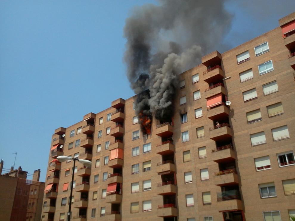 Las llamas se podían ver desde el exterior del edificio.