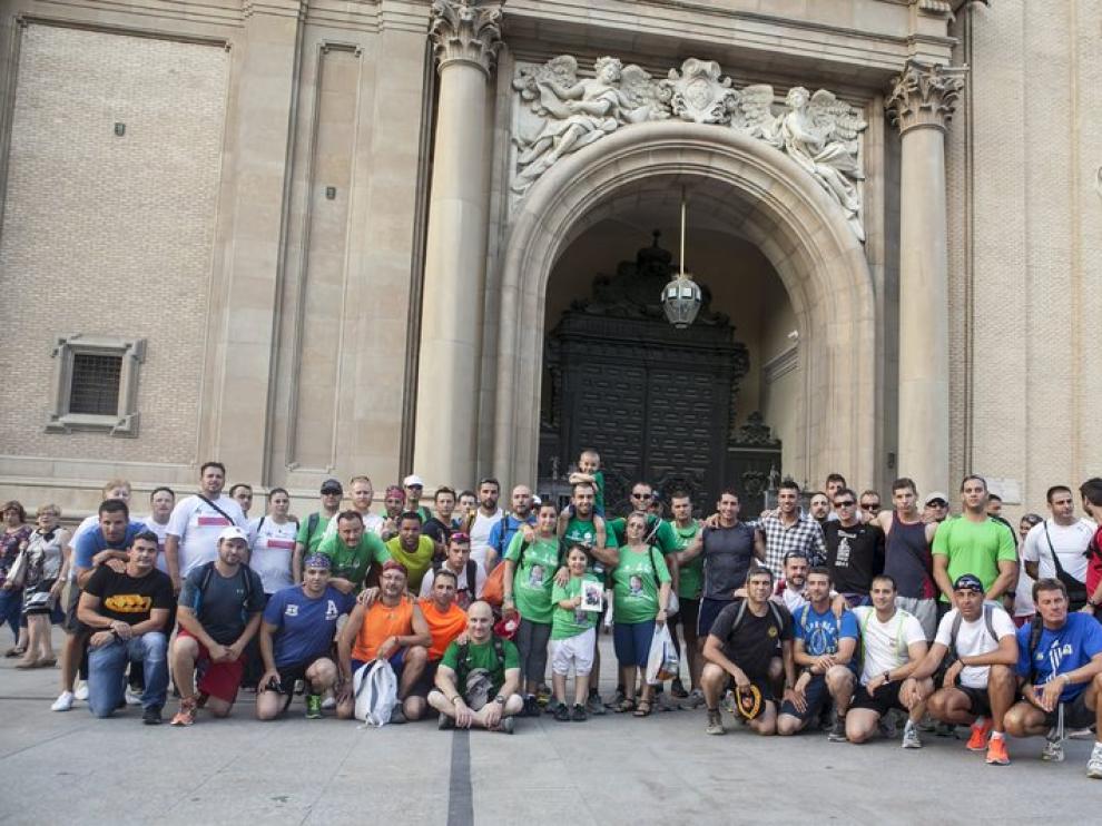 El sargento Garlito, en el centro con su hijo en hombros, a su llegada a Zaragoza