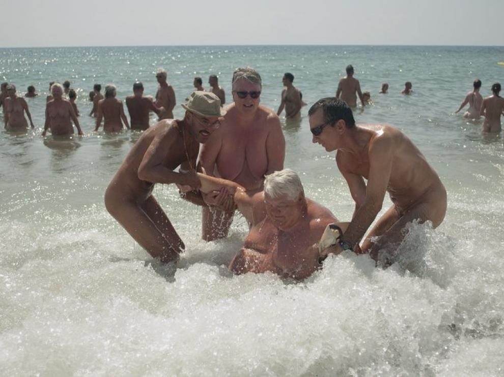 Más de 700 personas se han bañado desnudas en Vera