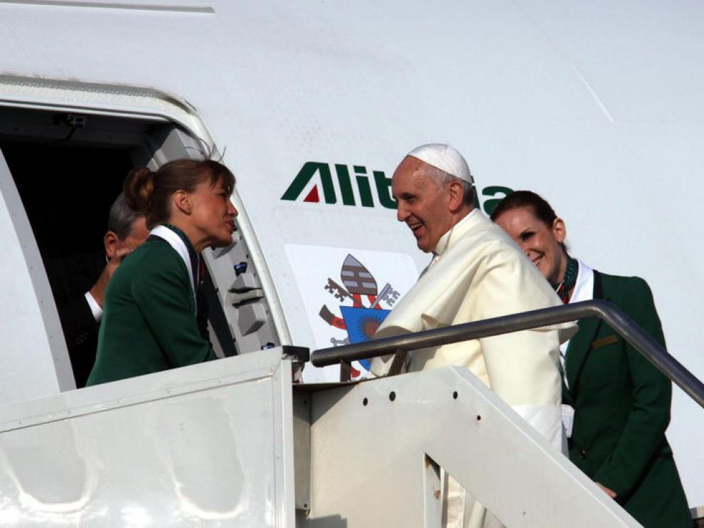 El Papa Francisco toma el avión que le conduce a Río de Janeiro