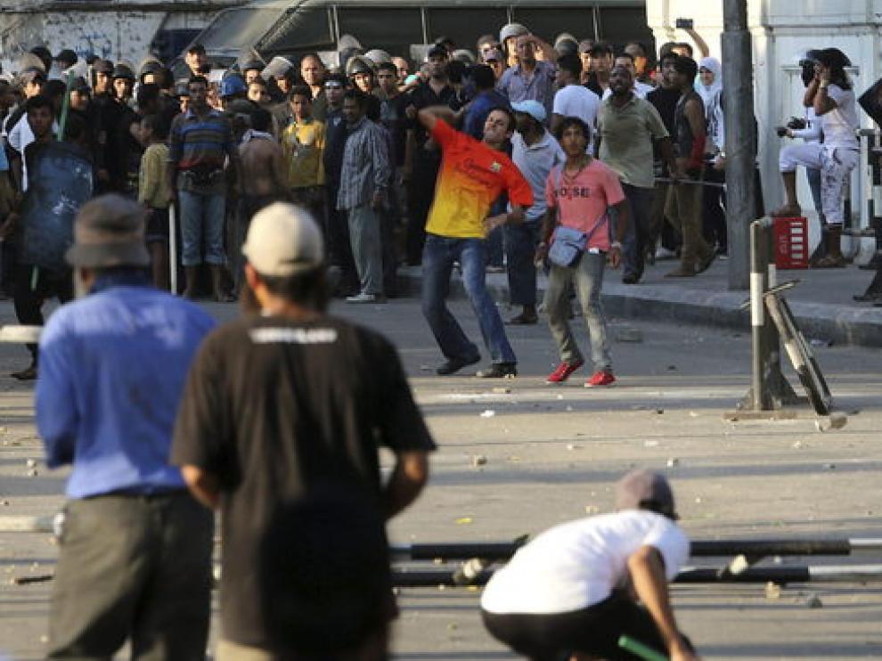 Los enfrentamientos entre detractores y partidarios de Mursi continúan en Tahrir.