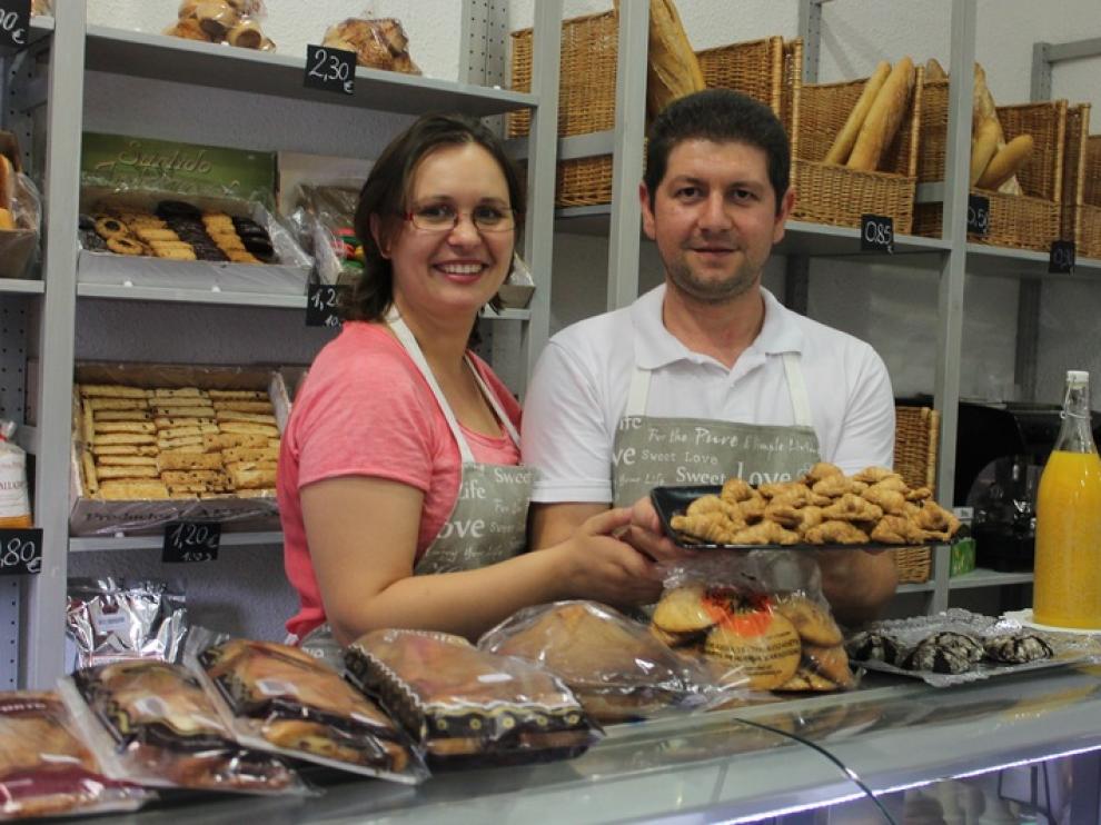Diana y Constantin en su pequeño negocio de la calle Ávila de Zaragoza