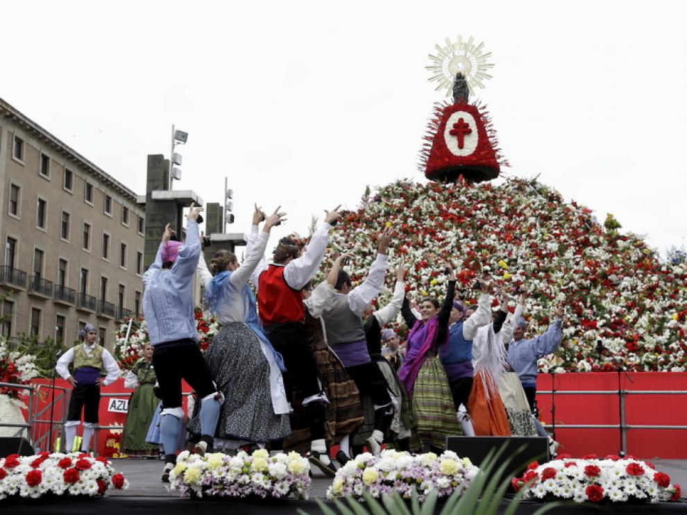 Ofrenda de 2012, con el manto rojo