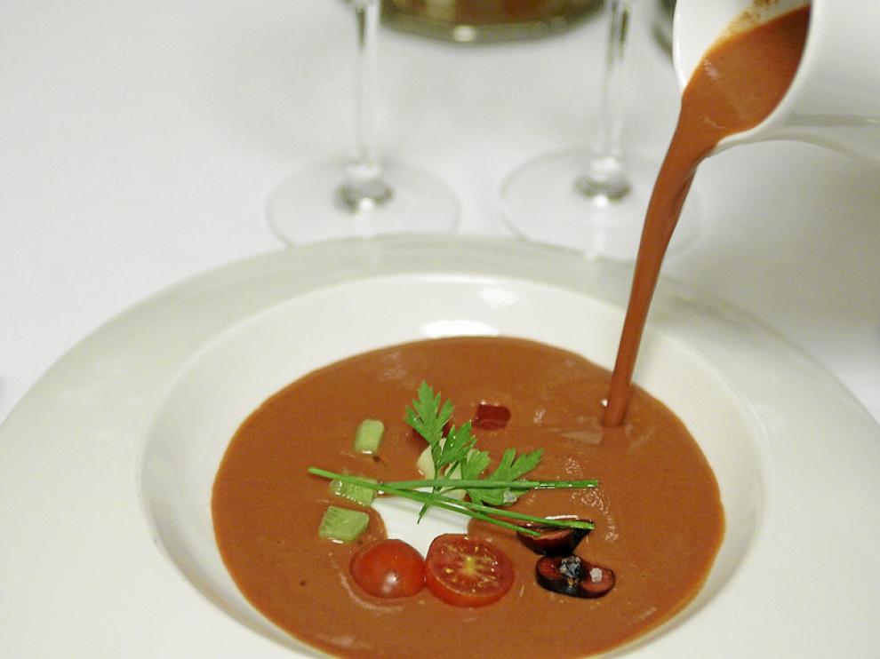 Un gazpacho con algunos toques originales en el restaurante zaragozano Txalupa