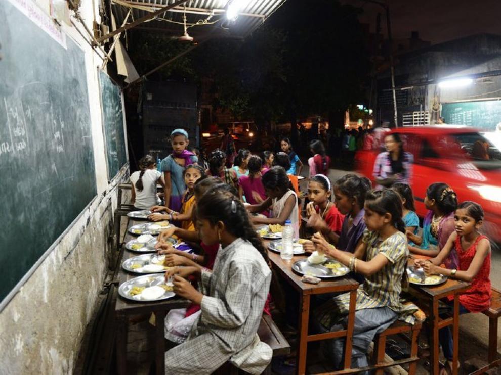Niñas de un colegio indio, durante la comida del mediodía