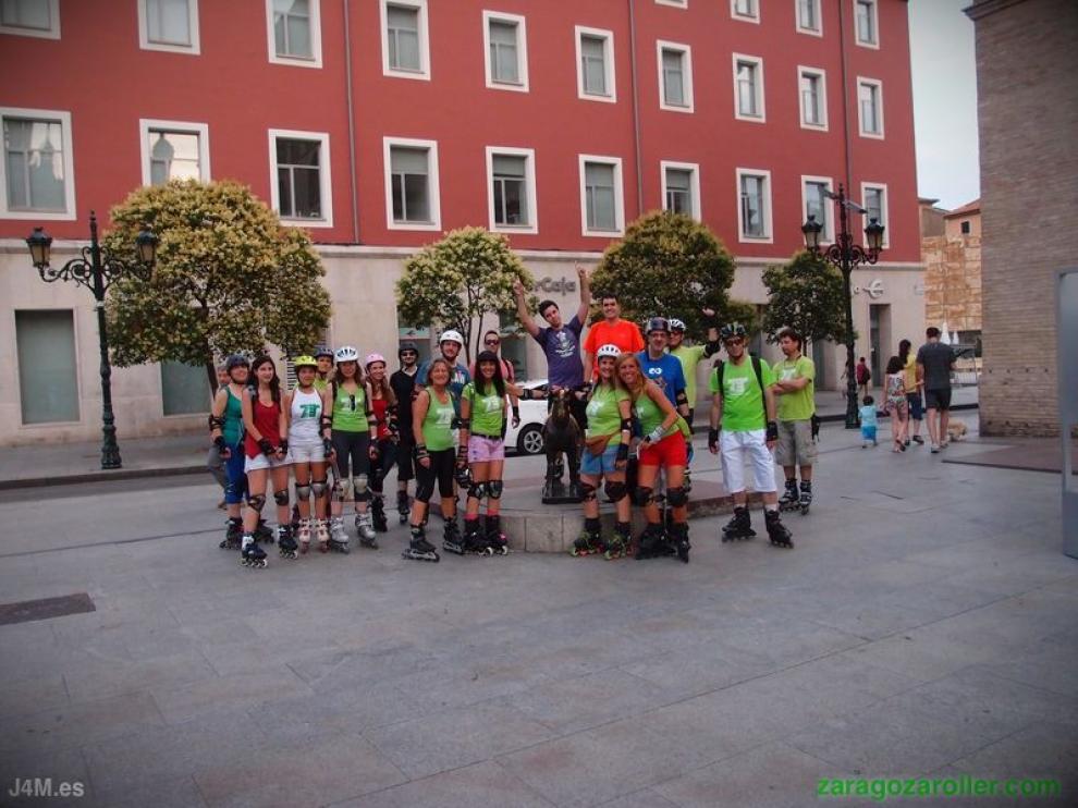 Miembros de Zaragoza Roller en una de sus rutas nocturnas
