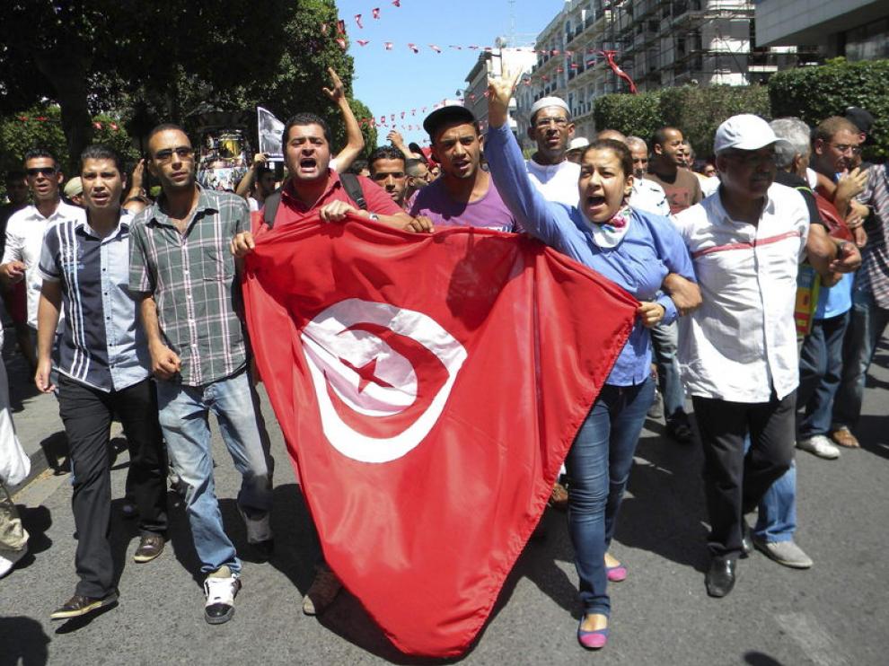 Un grupo de tunecinos se reúne en protesta contra el asesinato de Mohamed Brahmi
