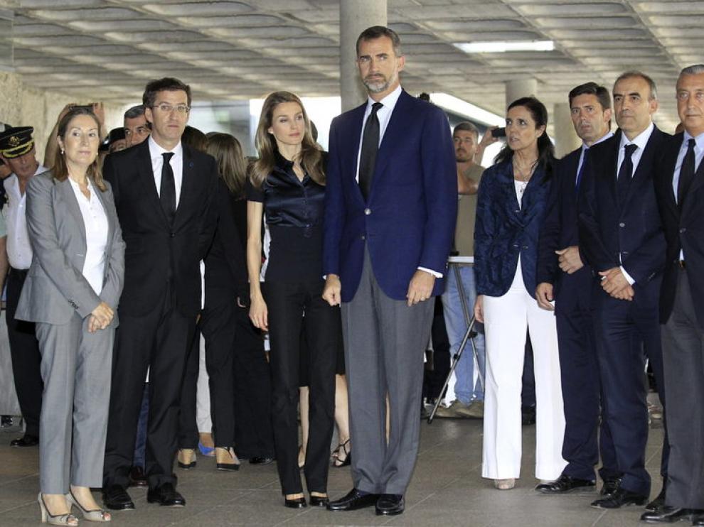 Los Príncipes, junto al presidente de Galicia y las ministras de Sanidad y Fomento.