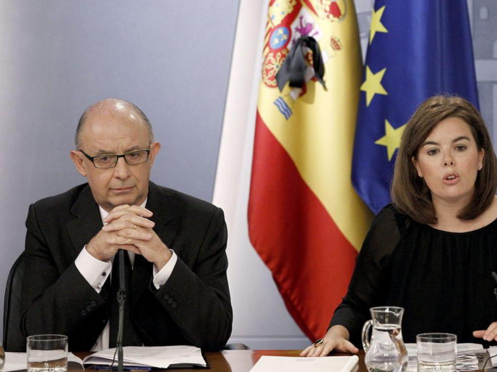 La vicepresidenta del Gobierno, Soraya Sáenz de Santamaría y el ministro de Hacienda, Cristóbal Montoro