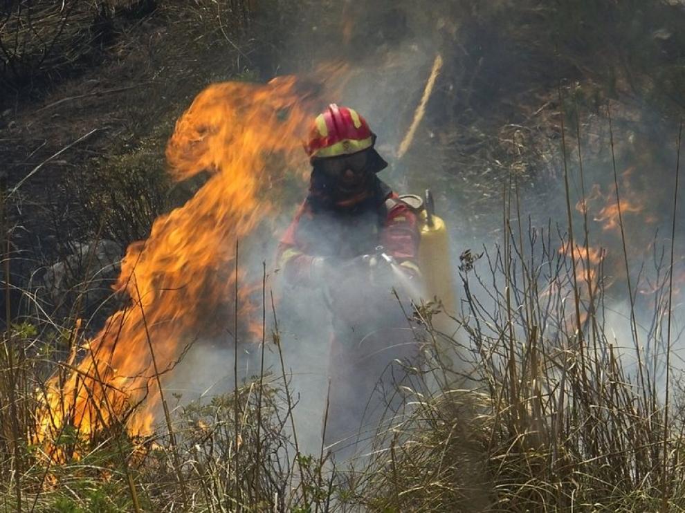 Un miembro de la UME trabajando en la extinción del incendio en Mallorca