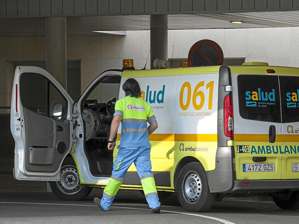 Un trabajador de Ambuibérica atiende un servicio en el Servet este viernes en Zaragoza