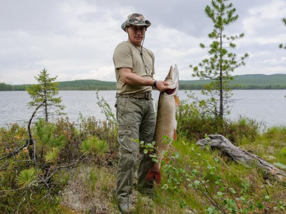 El presidente Putin sujetando el lucio de 21 kilos