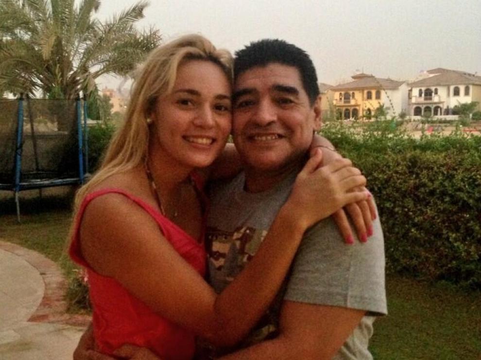 Diego Maradona junto a su novia Rocío Oliva
