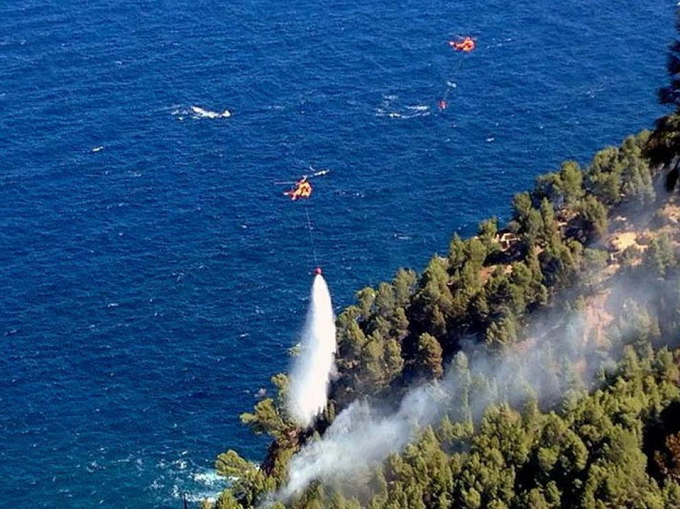 Los efectivos atacan el fuego desde el aire