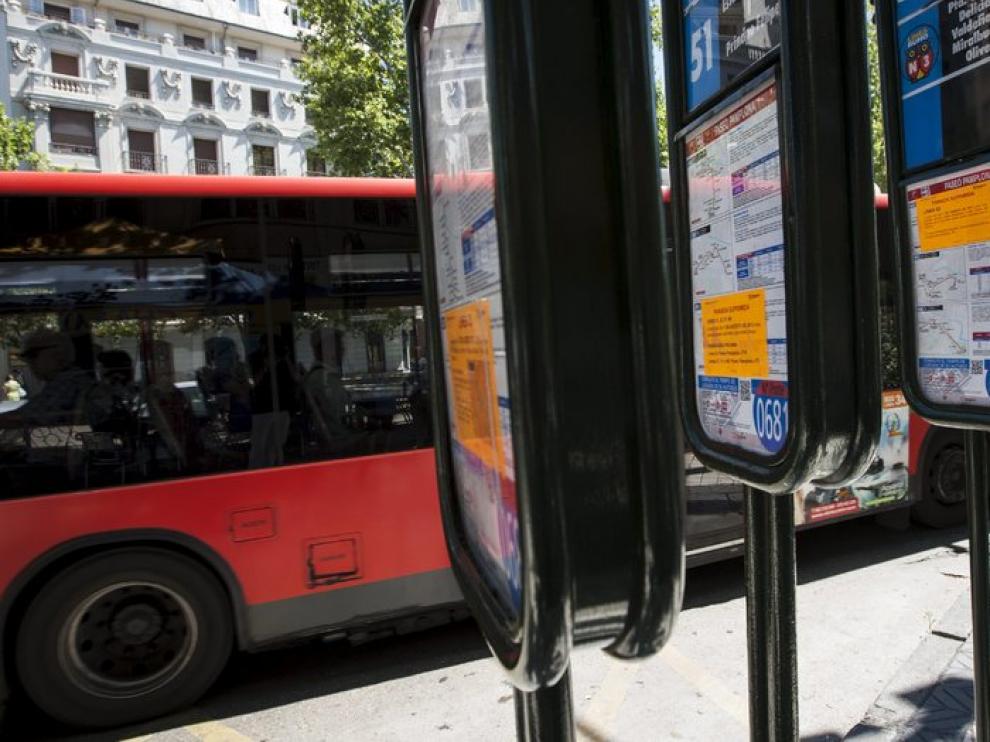 Imagen de este verano de una parada de autobús